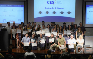 Egresados posando con diploma