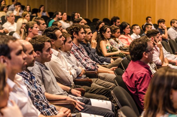 Público en entrega de diplomas de la Carrera de Testing